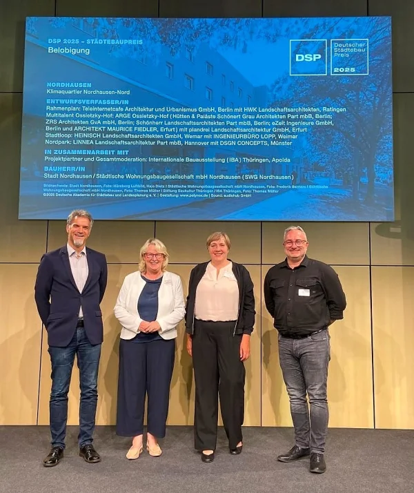 Nordhausens Oberbürgermeister Kai Buchmann, SWG-Chefin Inge Klaan sowie Sonja Griebenow von Linnea Landschaftsarchitektur und Architekt Maurice Fiedler (v.l.n.r.) 	