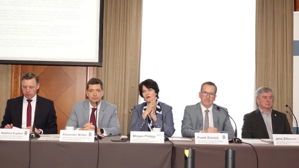 Podium Pressekonferenz