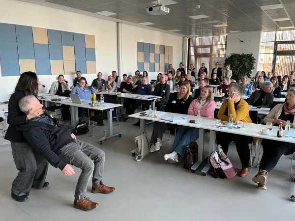 Frank Ruder und Kati Johannsen zeigen einfache Griffe zur Selbstverteidigung